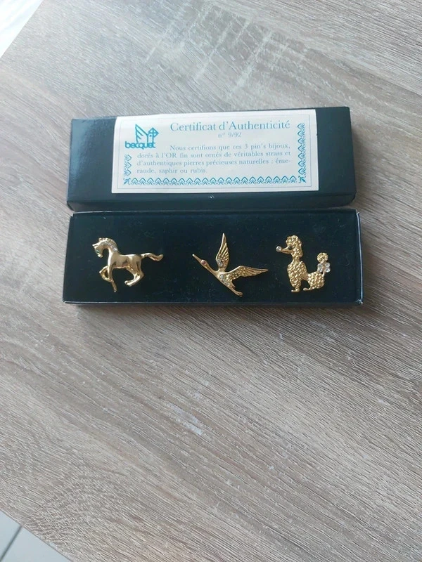 Coffret de 3 pin's Swarovski doré à l'or numéro n°9/92.